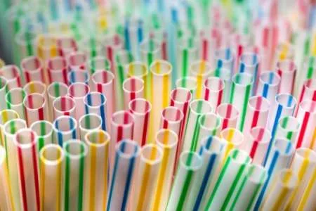 Diputados quieren prohibir la utilización de sorbetes plásticos de un solo uso