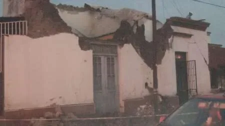 La pared de una histórica casa del centro salteño se derrumbó