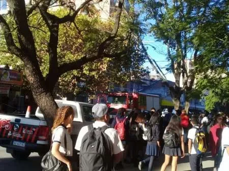 Cayó el techo del Colegio 20 de Febrero y hay alumnos lesionados