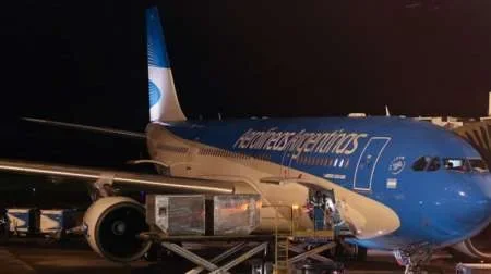 Un rayo impactó en un avión de Aerolíneas Argentinas cuando estaba por despegar