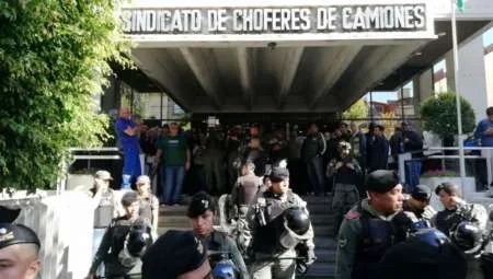 Allanan sedes del sindicato de camioneros por causa Independiente