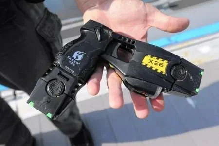 Nación autorizó el uso de pistolas Taser: cuándo se podrá emplearlas