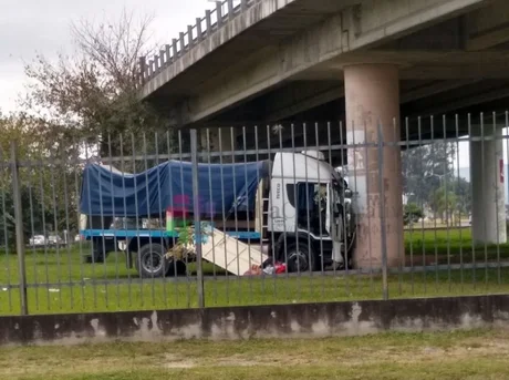 Camión casi protagoniza una tragedia en la rotonda de Limache