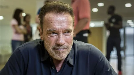 Patean por la espalda a Arnold Schwarzenegger