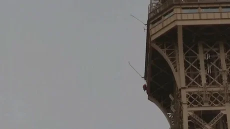 Evacuaron y cerraron la Torre Eiffel por un hombre que la escalaba
