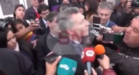 Mirá el video donde un funcionario de Macri le pega a un periodista