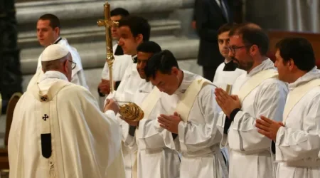 El Papa Francisco ordena a sacerdotes