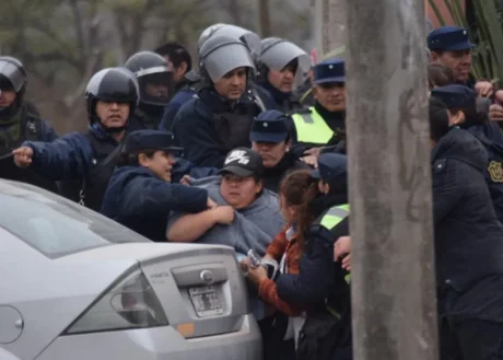 Foto de Javier Rueda registraron el momento donde la Policía se llevaba a la docente Celia Alancay