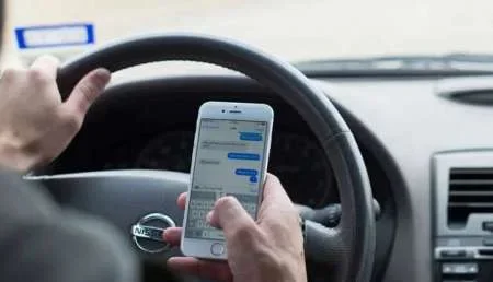 Conducir y usar el celular a la vez será una contravención en Salta