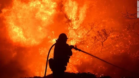 Evacuación masiva por un incendio forestal en Los Ángeles