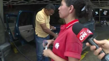 En Venezuela pagan la gasolina con preservativos o chicles