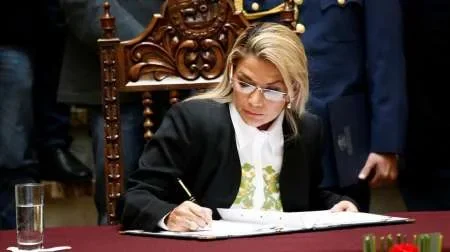 Jeanine Áñez promulga una ley para realizar nuevas elecciones