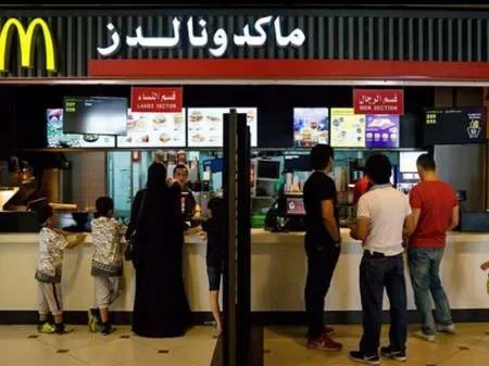 Arabia Saudita elimina las entradas segregadas por sexo en restaurantes