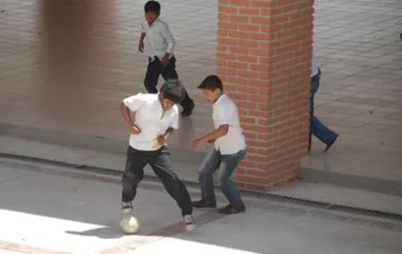 Imagen ilustrativa: Niños durante el recreo jugando al fútbol