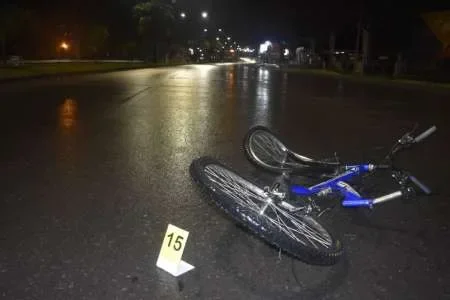 Falleció un ciclista frente al CoFrutHos: buscan a quién lo atropelló
