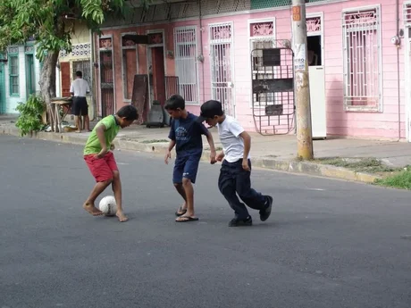 En Buenos Aires habilitarían salidas recreativas para los menores