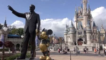 Disney quiere abrir sus parques a mediados de julio