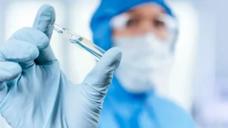 Laboratorio británico comenzó a producir la vacuna contra el coronavirus