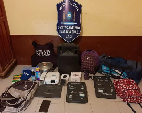 Recuperan computadoras robadas de una escuela de Rivadavia Banda Sur