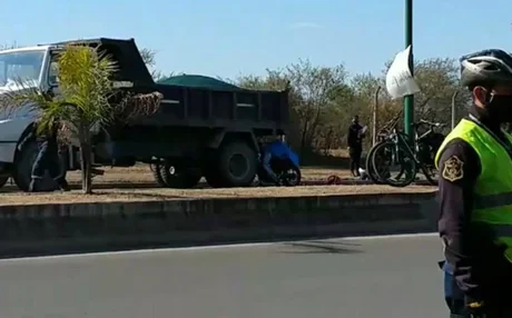 Motociclista murió tras chocar con un camión estacionado sobre avenida Arenales
