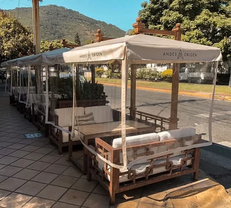 Permiten a bares y restaurantes de Salta ubicar sillas y mesas sobre veredas y calles