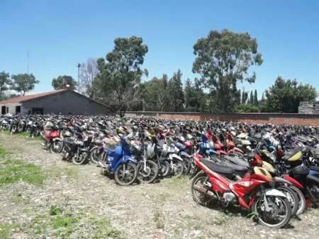 Subasta de motos y autos: se suspendió la actividad y crece la tensión entre Provincia y el Municipio