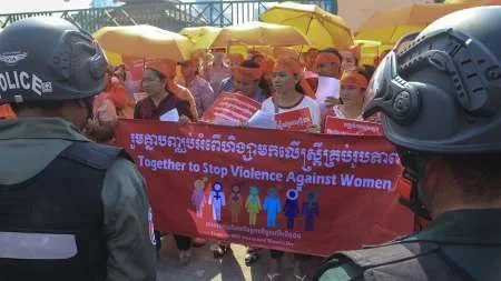 En Camboya quieren criminalizar mujeres por el uso de prendas de ropa