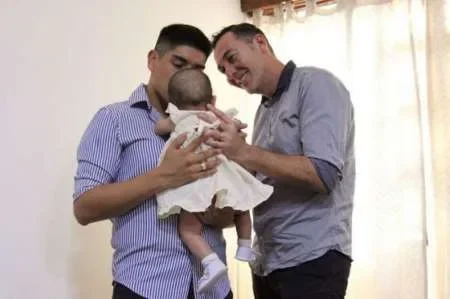 Matrimonio igualitario adoptó a una niña recién nacida en Tartagal