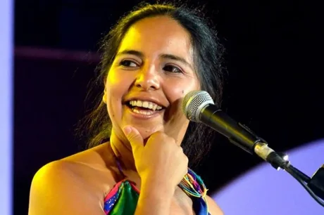 Mariana Carrizo sufrió el ataque de un alacrán, y aprovechó el momento para promocionar su show