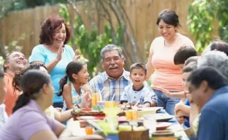 En Salta autorizan reuniones familiares de hasta 20 personas