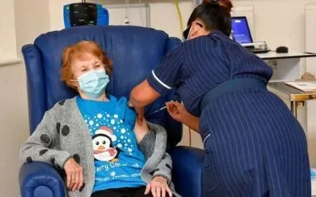 Una mujer de 90 años fue la primera en colocarse la vacuna contra el coronavirus en el Reino Unido