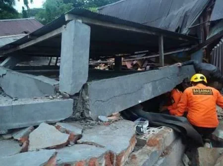 Un terremoto dejó terror y muertos en Indonesia