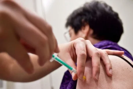 El Gobierno informó que desde mediados de febrero comenzarían a vacunar a docentes