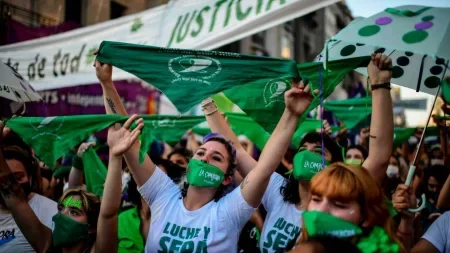 Desde este domingo rige en Argentina el acceso a la Interrupción Voluntaria del Embarazo (IVE)