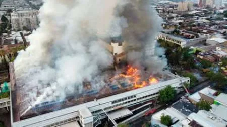 Chile: un incendio de gran magnitud obliga a evacuar uno de los hospitales más importantes