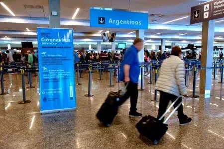 Avión que traía egresados de regreso desde Cancún registró 44 casos de coronavirus