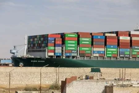 Desencallaron el buque Ever Given del canal de Suez y se reabre el tráfico marítimo