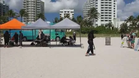 Coronavirus: en Miami vacunan en las playas y los argentinos hacen fila