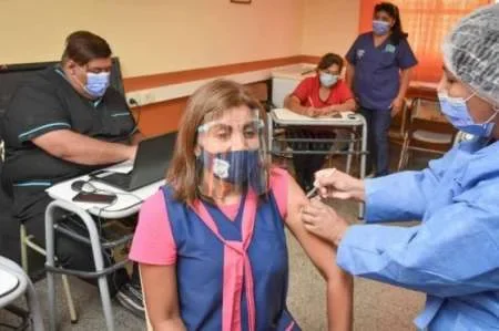 Según el ministro Esteban, antes de fin de mes todos los docentes estarán vacunados