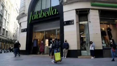 Antes de su salida del país, Falabella remata televisores, computadoras, y miles de otros productos