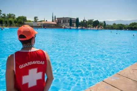 Convocan a interesados a ser guardavidas en los natatorios municipales en la temporada 2020/2021