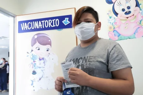 Vacunación a menores en Salta: con alegría cientos de adolescentes concurren a recibir la primera dosis