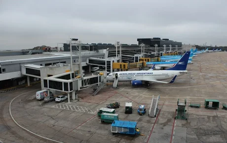 Eliminan los cupos de ingreso de pasajeros vía aérea a la Argentina