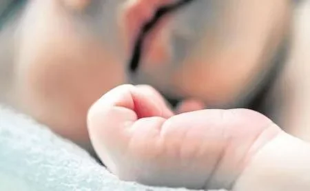 Bebé de un mes y medio murió por un golpe en la cabeza: imputaron a la madre