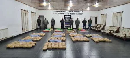 Narcotraficantes abandonaron más de 450 kilos de cocaína y 250 kilos de marihuana en la puna salteña