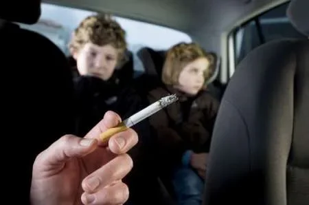 En Irlanda del Norte prohíben fumar dentro de vehículos donde hayan niños