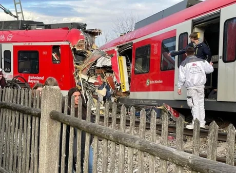 Al menos un muerto y 14 heridos en un choque frontal de trenes