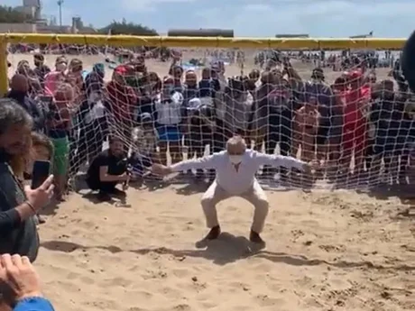 Alberto Fernández se puso a atajar penales en la playa