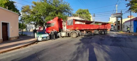 Camión intentó doblar en la esquina de Arenales y Mitre, y se llevó por delante un automóvil
