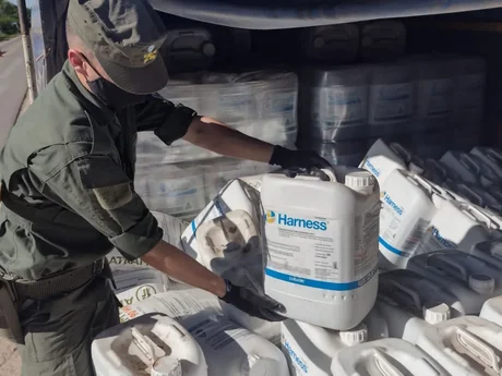 Transportaban 4.000 litros de un herbicida con documentación vencida